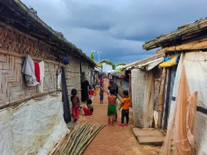 Por las noches, las estrechas calles de los campamentos se llenan de niños, un duro recordatorio de la falta de espacios de juego. Cox's Bazar, Bangladesh, octubre de 2023.