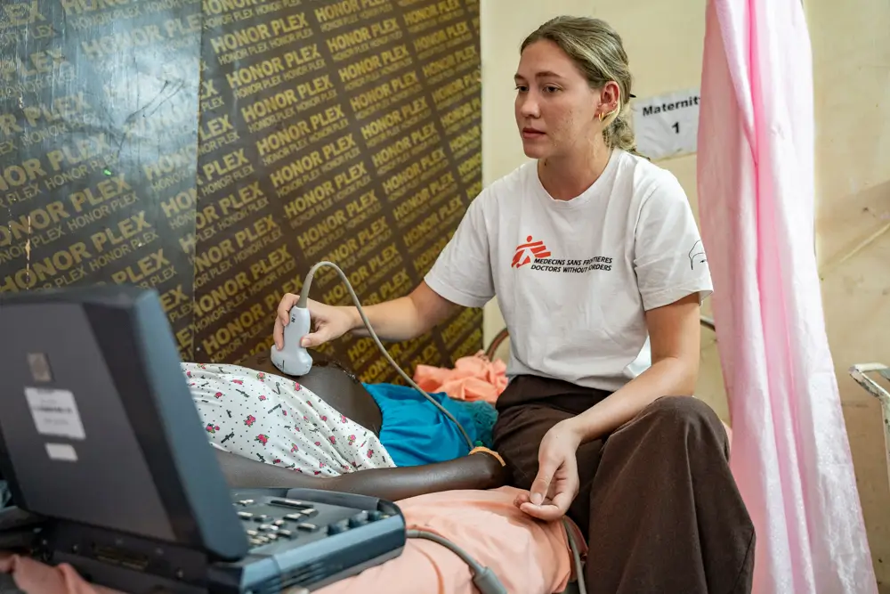 Isabella Mayes, de MSF, revisa a una mujer embarazada con una ecografía. Brindar vacunas a una mujer embarazada le otorga a su bebé cierta inmunidad a través de la placenta hasta que pueda recibir la vacuna más adelante en su vida.
