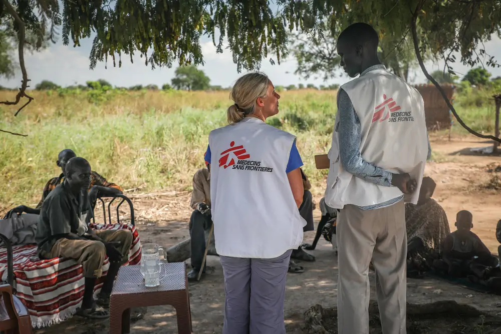 Personal de MSF en la aldea de Rumdong. Las mordeduras de serpiente son un grave problema en la zona.