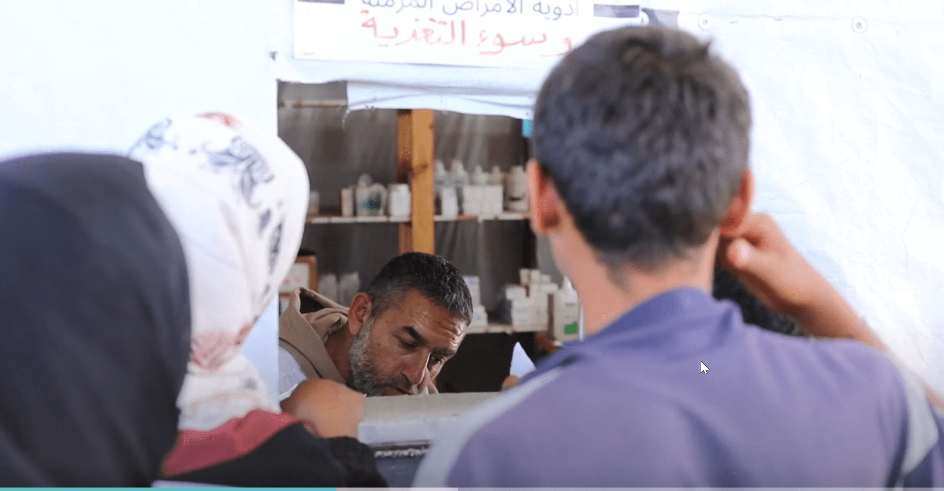 Pacientes de MSF esperan sus medicamentos frente a la farmacia. La escasez de medicamentos obliga a MSF a curar heridas sin analgésicos y a racionar medicamentos esenciales.