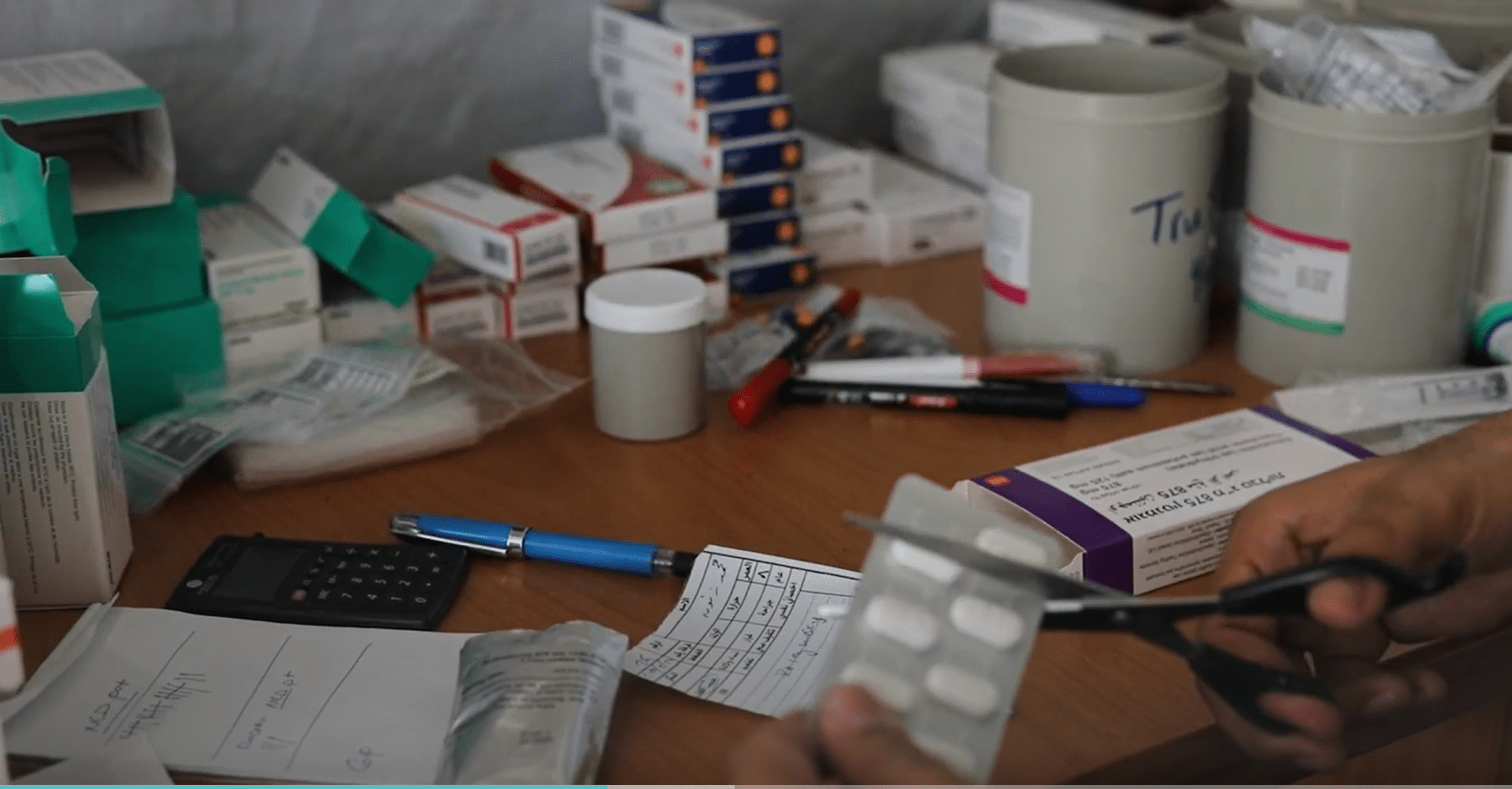 Nuestros equipos en Gaza se enfrentan a la escasez de medicamentos. El asedio ha obligado a los equipos de MSF a racionar medicamentos como analgésicos, a brindar tratamientos menos eficaces o a rechazar pacientes.