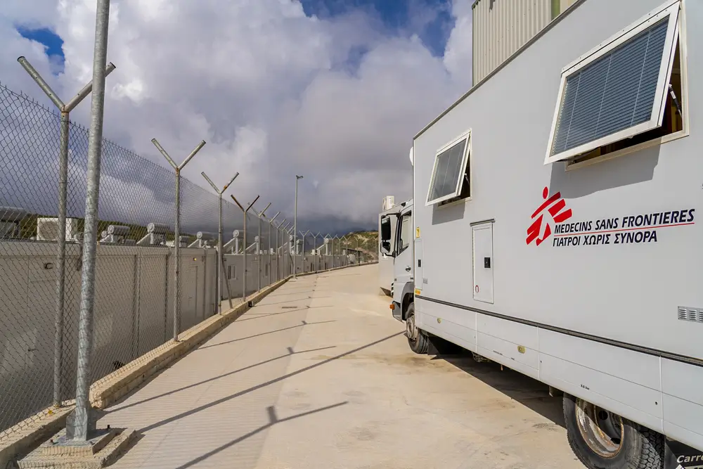 Clínica móvil de MSF en el interior del Centro de Acceso Controlado Cerrado de Zervou, Samos.