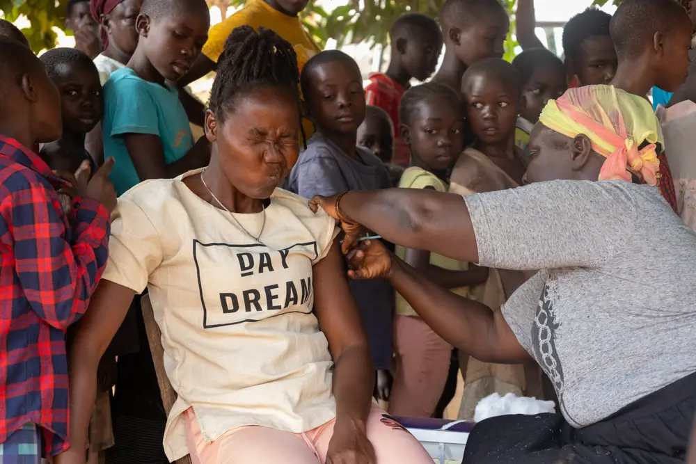 Brote de fiebre amarilla en Sudán del Sur. Las personas reciben sus dosis de la vacuna en los puestos de vacunación instalados en mercados y en toda la comunidad de Yambio en Equatoria Occidental.