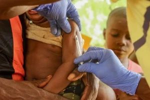 Brote de sarampión en Kampene Para lograr una amplia cobertura, se habilitaron ocho sitios diarios para recibir a niños de entre 6 meses y 9 años para su vacunación.