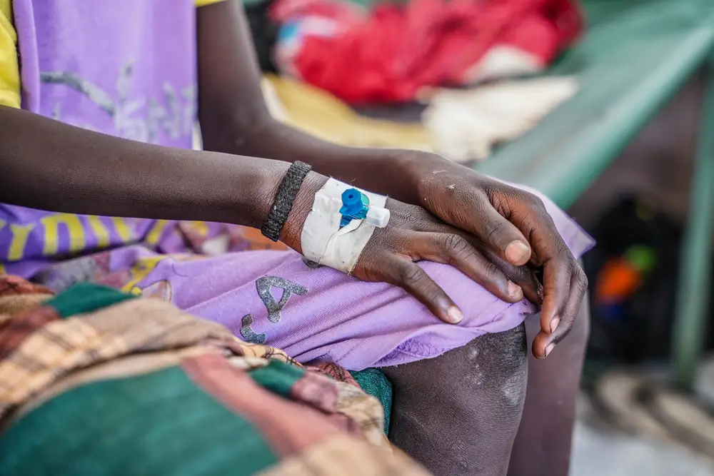 La mano de Amani Peter, de 9 años, donde recibe tratamiento intravenoso en el Centro de Tratamiento del Cólera (CTC) en Assosa.