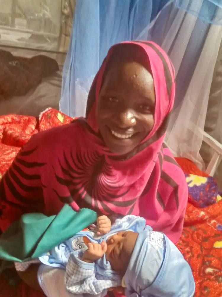 Retrato de Rachida Arbab Mahamat y su bebé en la unidad de maternidad de MSF en el campo de Aboutengue, Chad.