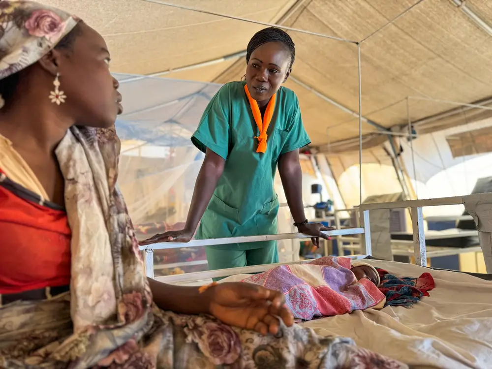 Solange revisa a Dar-ul Salam, la madre de un bebé recién nacido, durante una consulta en la unidad de maternidad de MSF en la clínica del campoo de Aboutenege. Chad, 2025.