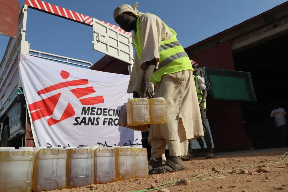 Personal de MSF descarga el camión para preparar una distribución de alimentos en las afueras de Nyala, Darfur Sur, Sudán, febrero de 2025.