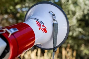 Primer plano de un teléfono con altavoz de MSF durante una respuesta de ayuda médica de emergencia en la isla de Samos, Grecia. © Alice Gotheron/MSF