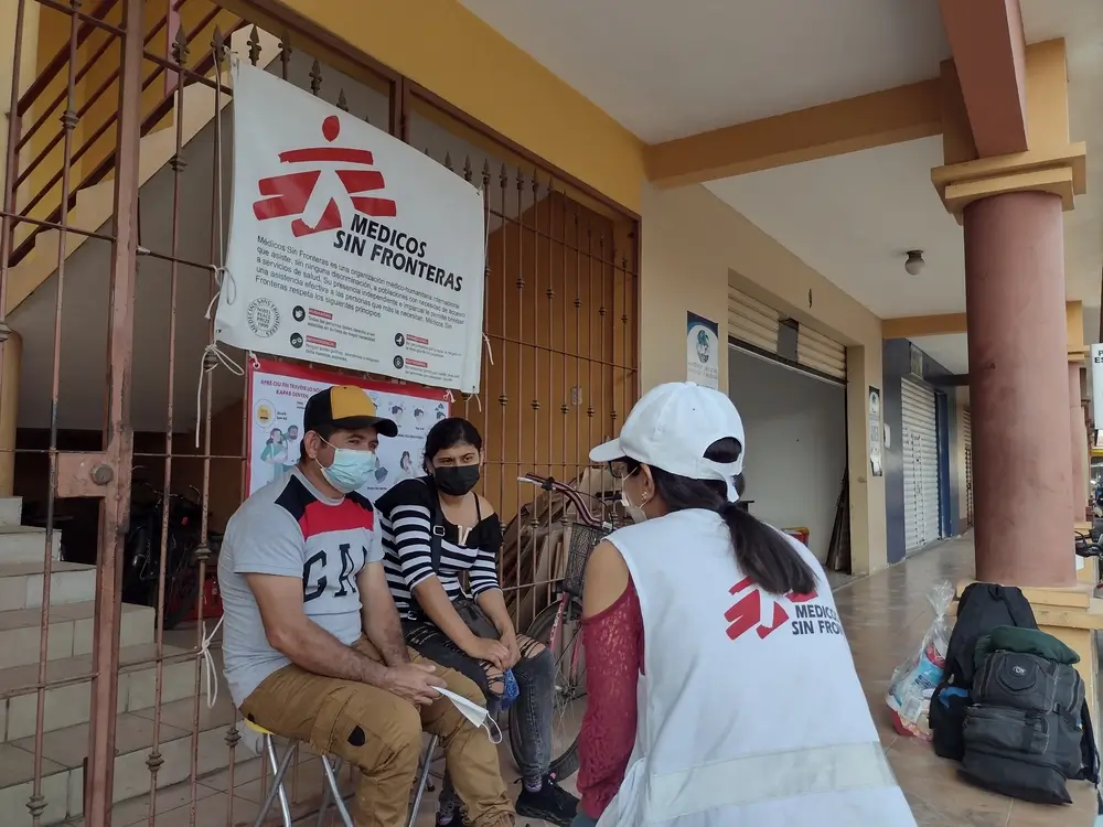 Una pareja durante una sesión de salud mental en Tecún Umán. Acaba de ser deportada desde México y están esperando apoyo económico de sus familias para continuar el retorno hacia El Salvador. 2022 