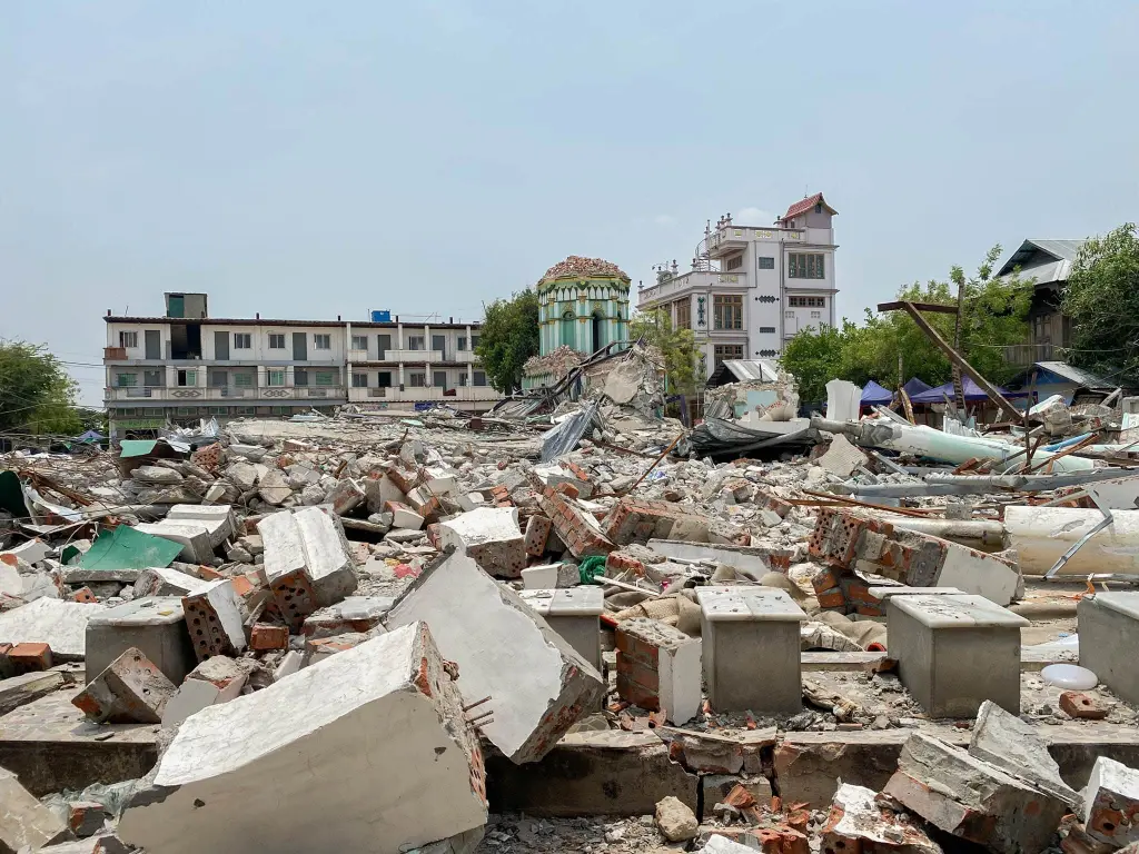 Una mezquita dañada por el terremoto del 28 de marzo en Myanmar.