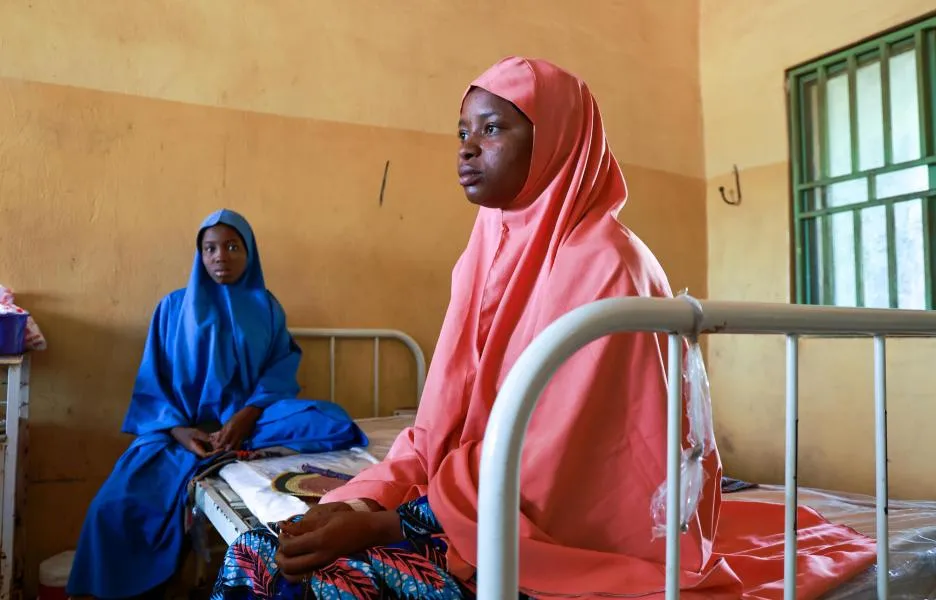 Aisha Faruq, de 26 años, se prepara para abandonar un hospital de Kebbi tras pasar una semana recuperándose de una meningitis. 