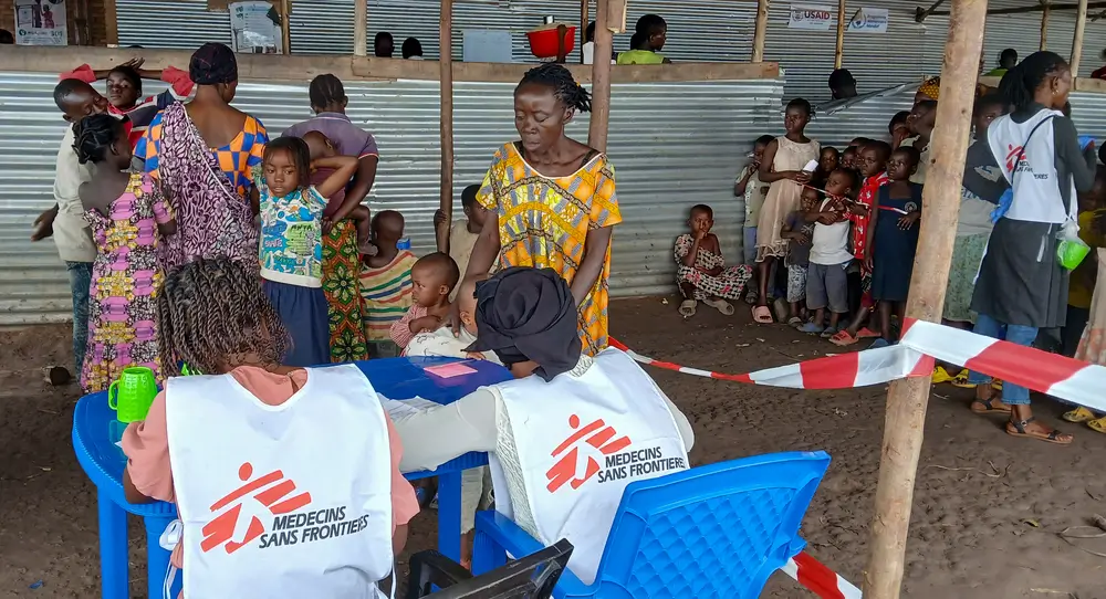 Niños y niñas del campo de refugiados de Musenyi se registran antes de ser vacunados. 