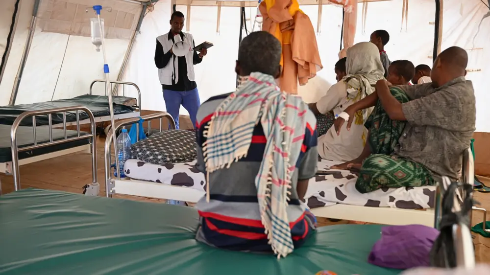 Hassan Adan, de MSF, apoyó al Oficial de Salud Pública en la impartición de una sesión de educación sanitaria en la sala de hombres adultos del ala de aislamiento de Kala-azar, en el Hospital de Referencia del Condado de Wajir.