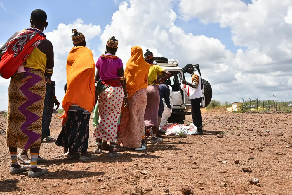 Miembros de la comunidad en fila durante una actividad de distribución de mosquiteros para prevenir la infección de kala azar en Loglogo, condado de Marsabit. Loglogo ha reportado el mayor número de casos de kala azar en Marsabit.
