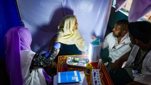 Una enfermera de MSF recolecta muestras para análisis de carga viral como parte de una campaña a gran escala de "prueba y tratamiento" lanzada por MSF en los campos rohinya.