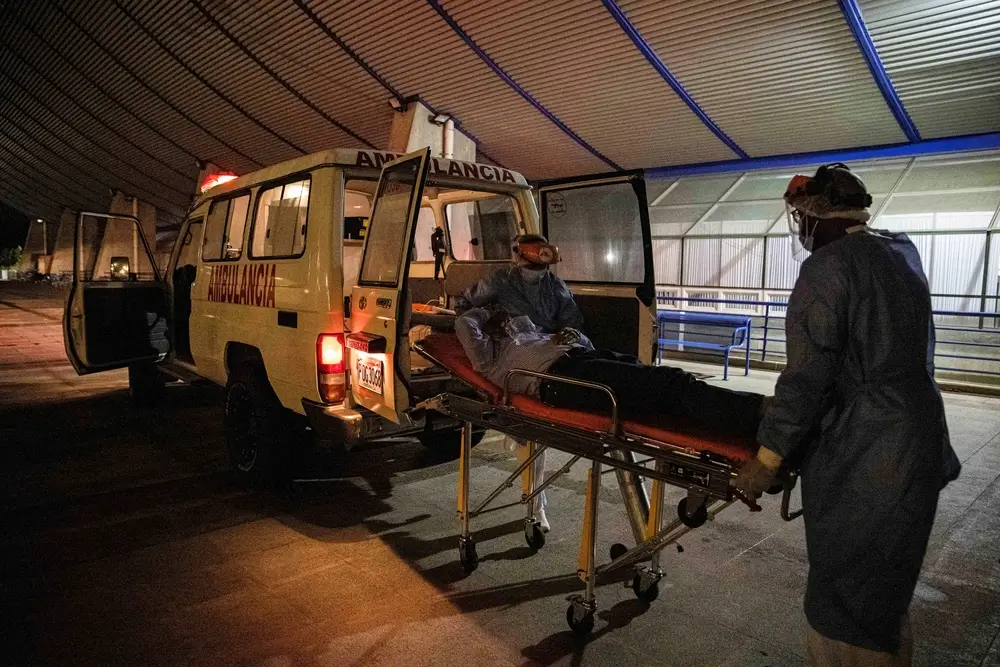 Una ambulancia de MSF traslada a un paciente al Polideportivo de la Universidad Nacional Autónoma de Honduras, donde gestionábamos una sala de cuidados intermedios. 