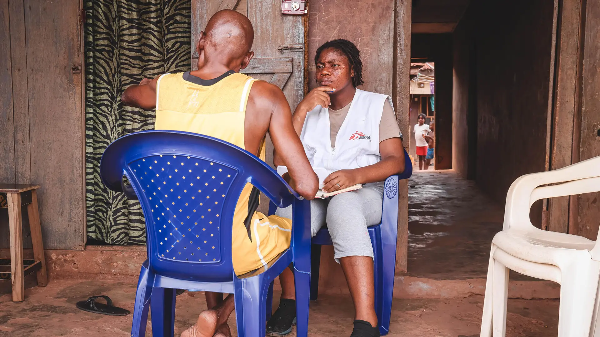 Un sobreviviente de la fiebre de Lassa tiene una sesión de salud mental con la consejera de MSF, Ada, en su casa en el barrio de Abakaliki, estado de Ebonyi, Nigeria, marzo de 2023.