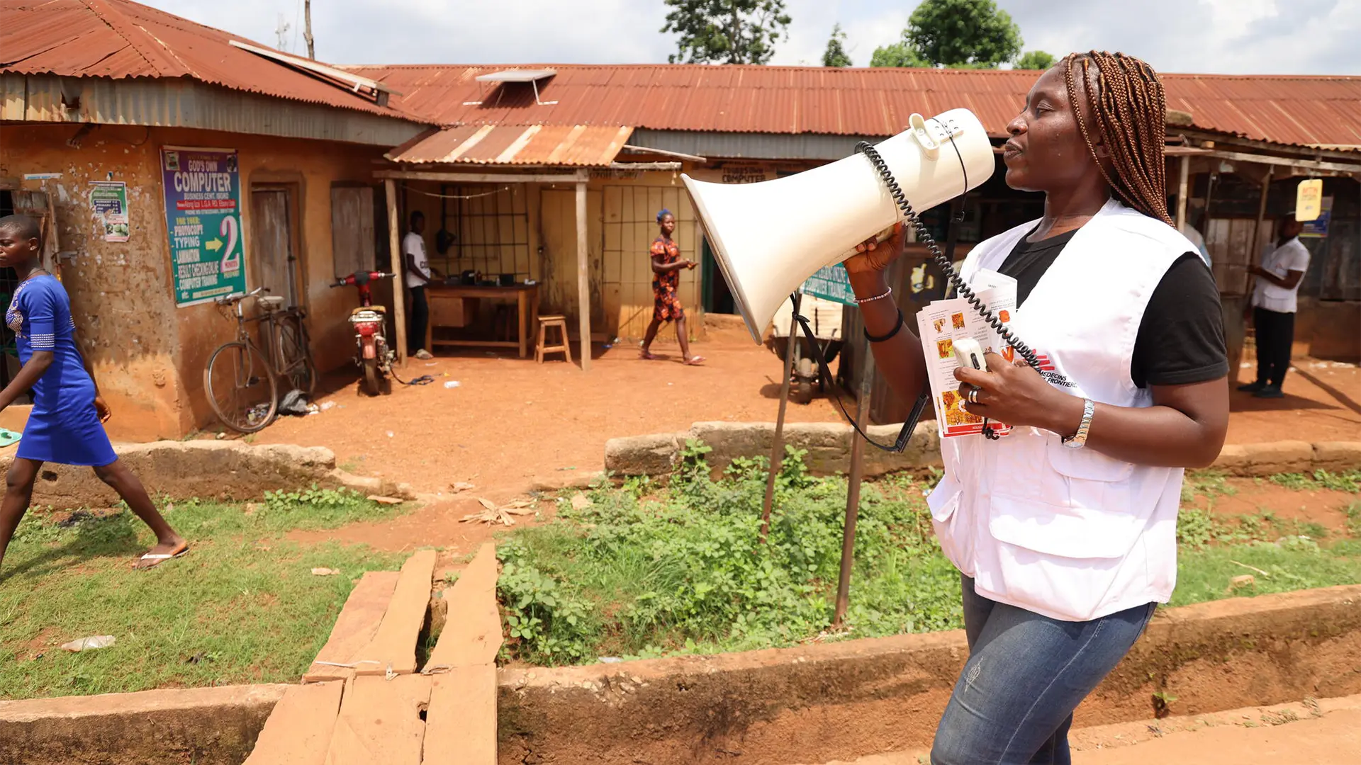 Chidinma Ugonna, oficial de promoción de la salud de MSF, educando al público sobre la fiebre de Lassa en el mercado de Iboko, julio de 2023.