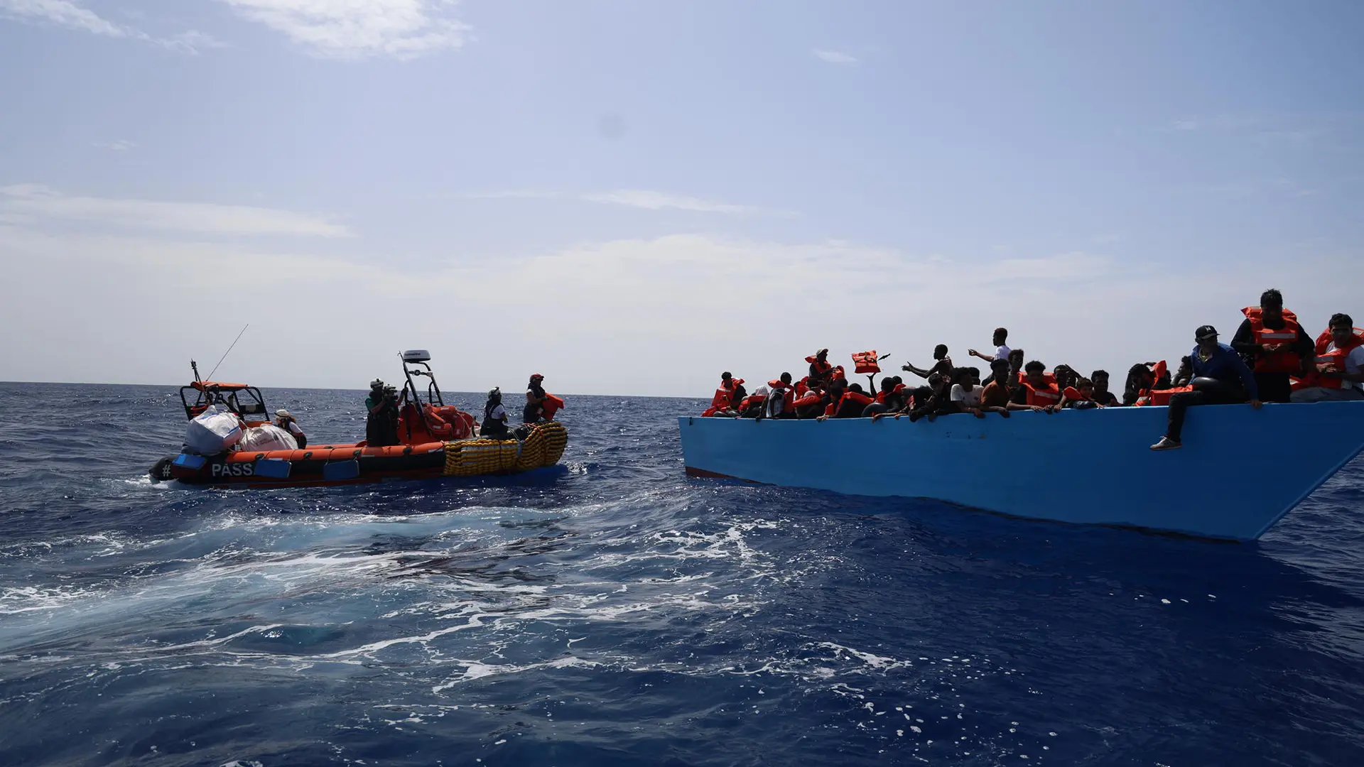 96 personas fueron rescatadas de un barco de madera abarrotado en el Mediterráneo central. Muchas eran mujeres y niños, la mayoría viajando solos. Todos se encuentran a salvo a bordo del Geo Barents.