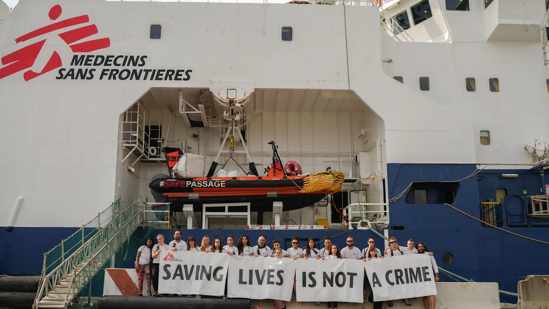 Equipo de MSF frente al barco de búsqueda y rescate Geo Barents durante la suspención de actividades. Septiembre de 2024