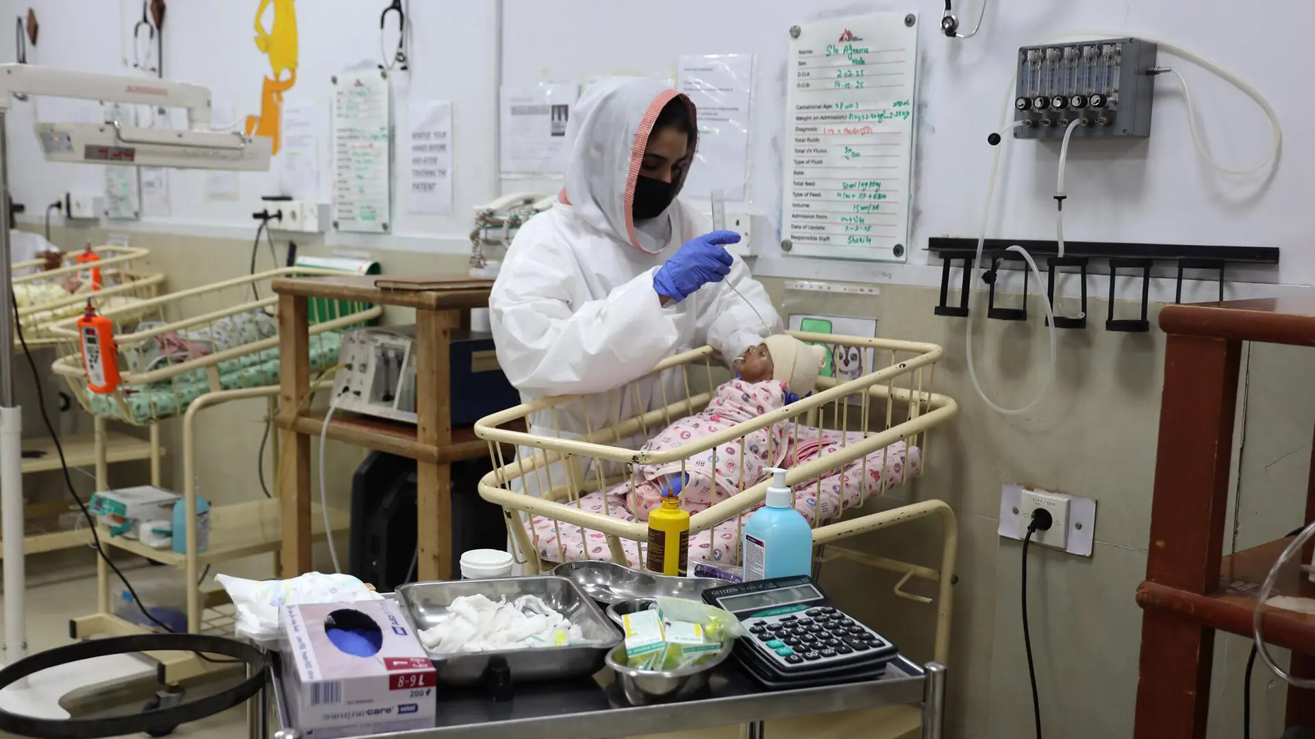 Una enfermera de MSF alimenta a un recién nacido de cuatro semanas con desnutrición severa y meningitis, ingresado en la Unidad de Cuidados Intensivos Neonatales de MSF en el Hospital de Dera Murad Jamali, Baluchistán. 