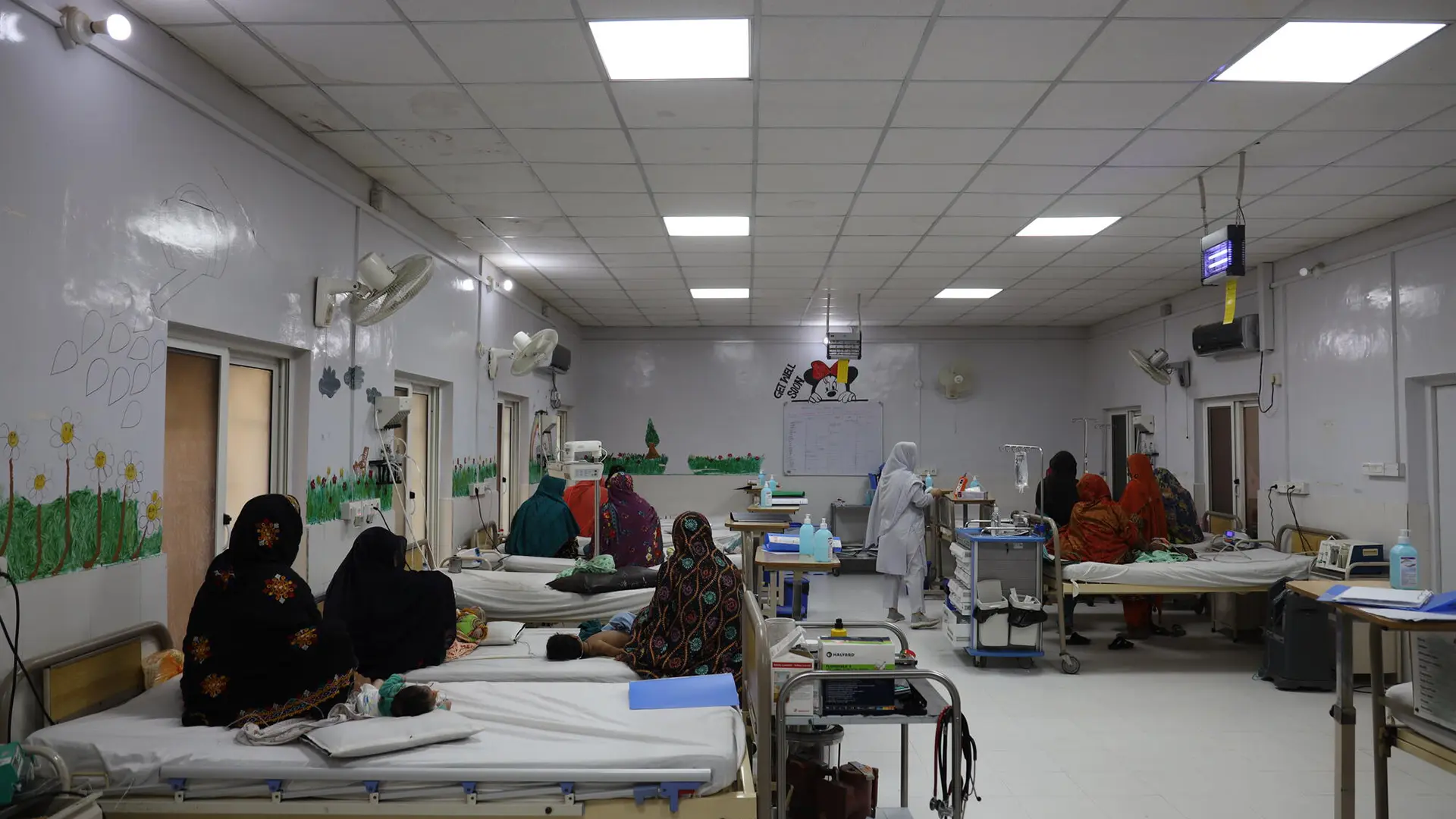 Vista de la sala de pediatría de MSF en el Hospital DHQ de Dera Murad Jamali, Baluchistán, donde madres conviven con sus hijos enfermos.