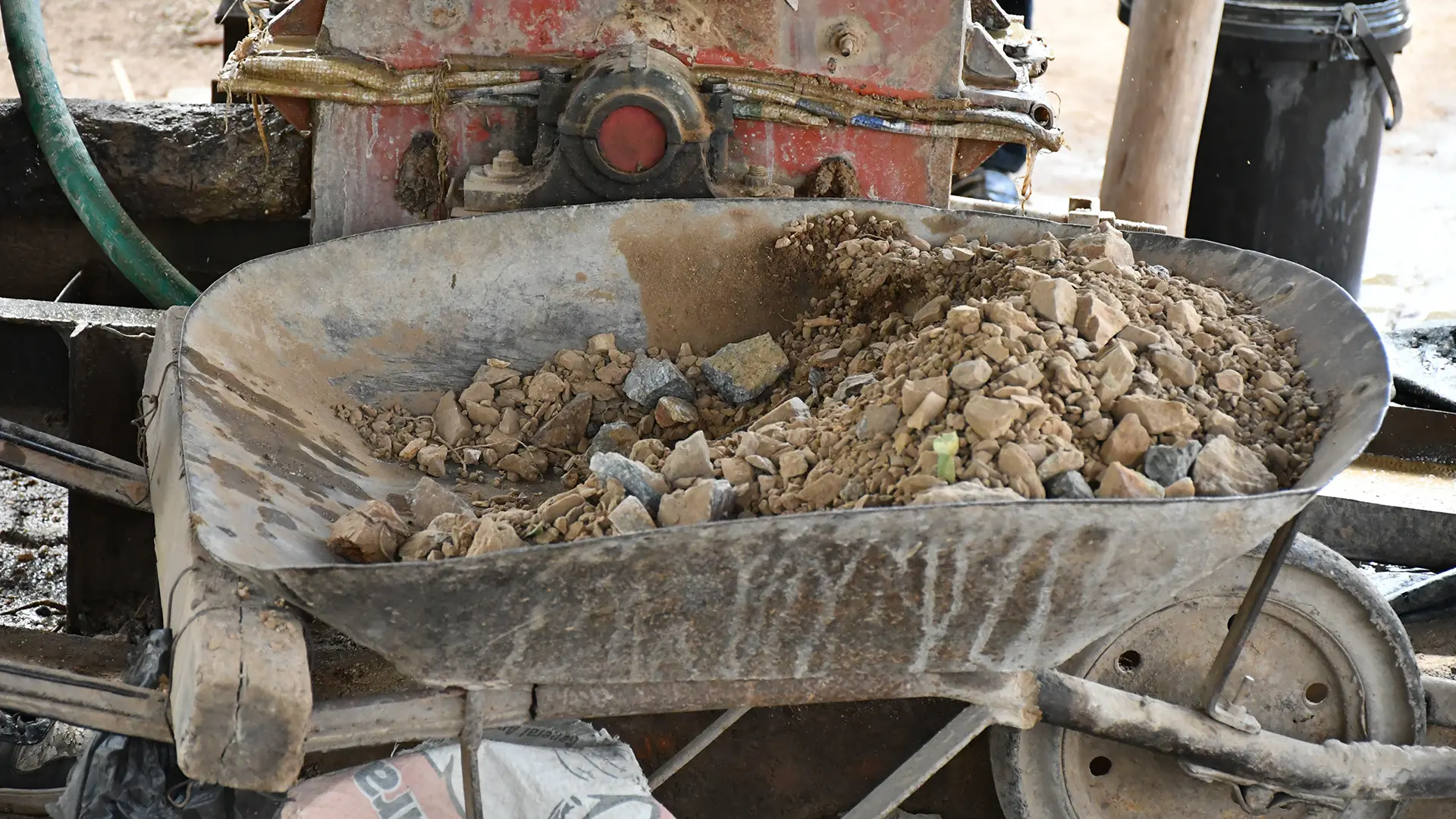 Mineral de oro cargado en una carretilla, listo para ser procesado en el molino. Este es uno de los muchos pasos que se realizan completamente a mano.