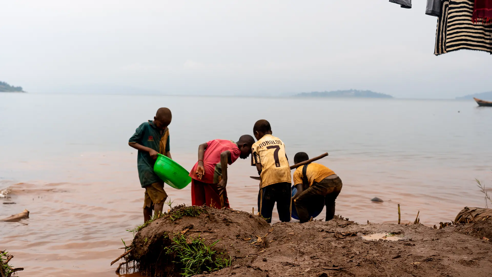 Niños de Lomera, Kivu del Sur, buscan agua en el lago, exponiéndose enfermedades.