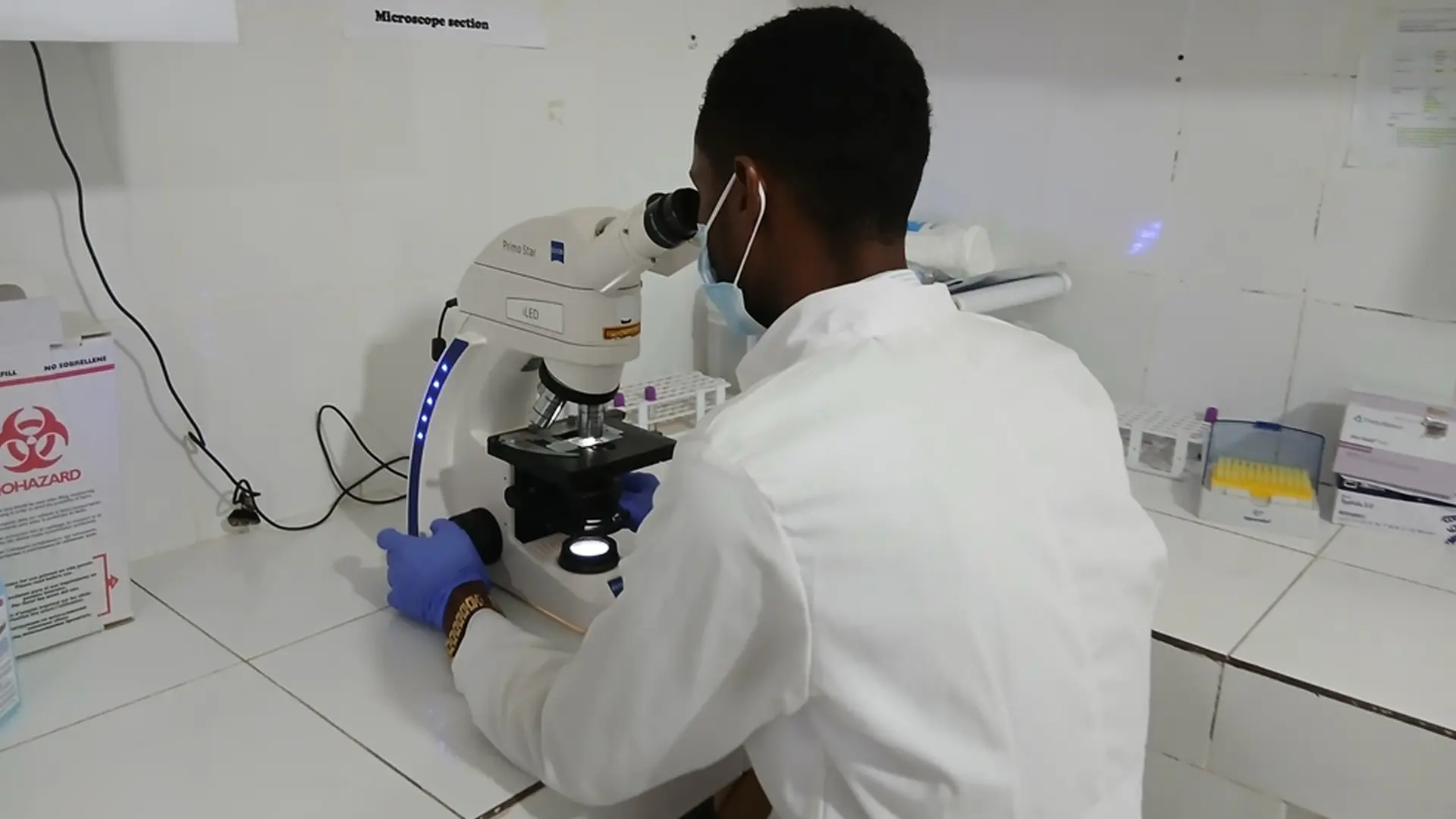 Un técnico de laboratorio trabaja con equipos de laboratorio alimentados por el nuevo sistema de energía solar en el Hospital Regional de Mudug, Galkayo, Somalia.