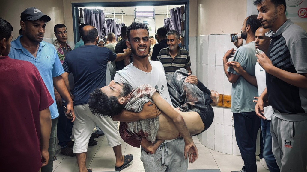 Nuestro compañero Abdullah Hammad siendo cargado por su compañero en el hospital Nasser de Gaza.