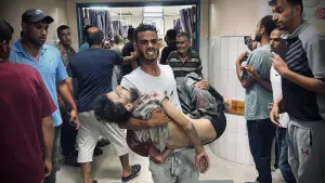 Nuestro compañero Abdullah Hammad siendo cargado por su compañero en el hospital Nasser de Gaza.