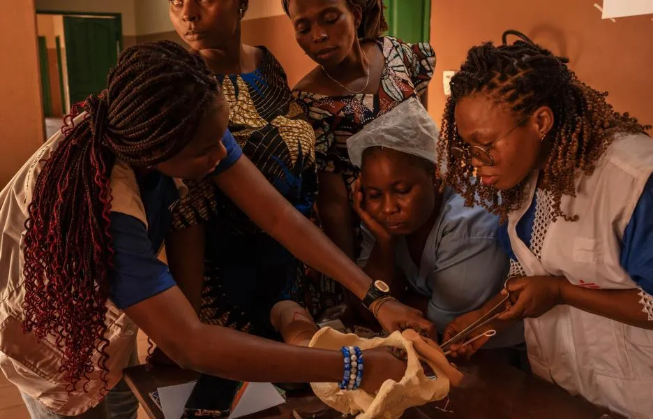 Victoire, partera de MSF, muestra cómo insertar un dispositivo intrauterino (DIU) como método anticonceptivo durante una sesión de formación para parteras y enfermeras estatales en el centro de salud de Toviklin, Benín, el 16 de enero de 2025. 