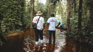 El personal de MSF conversa con el dueño de una canoa sobre cómo llegar al centro de salud de Bonzane, en el río Mongala. Acceder a estas zonas suele ser un verdadero desafío logístico debido a la falta de opciones de transporte viables. RDC.