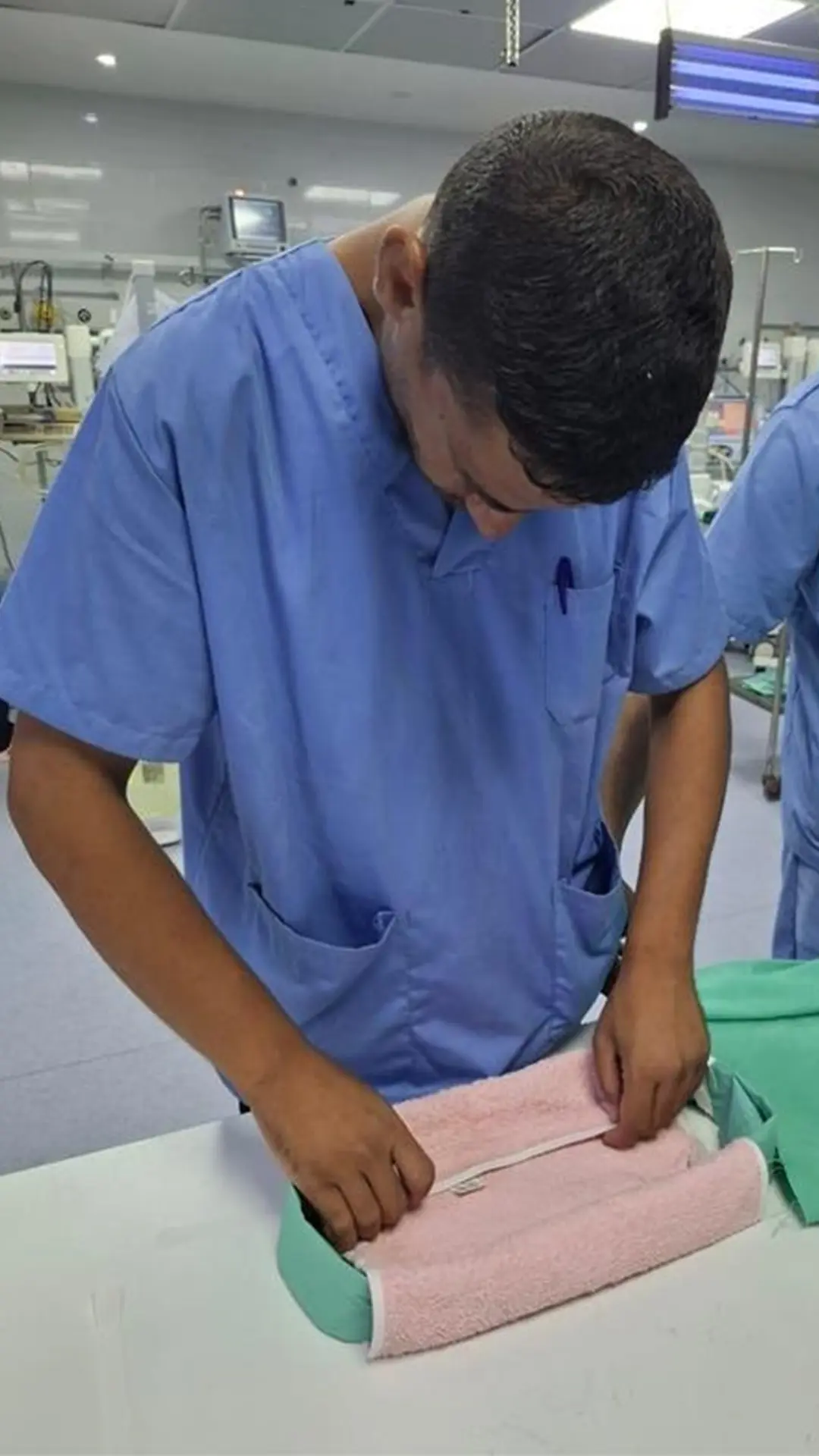 Los médicos del hospital Al Helou fabrican nidos para bebés prematuros para favorecer su desarrollo neurológico. La técnica del nido consiste en usar mantas enrolladas u otros materiales suaves para crear un espacio alrededor del bebé, imitando el entorno de apoyo del útero.