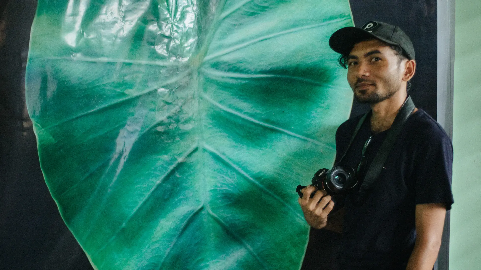 Sahat, fotógrafo y refugiado rohingya junto a una fotografíade una hoja de taro. Bangladesh.
