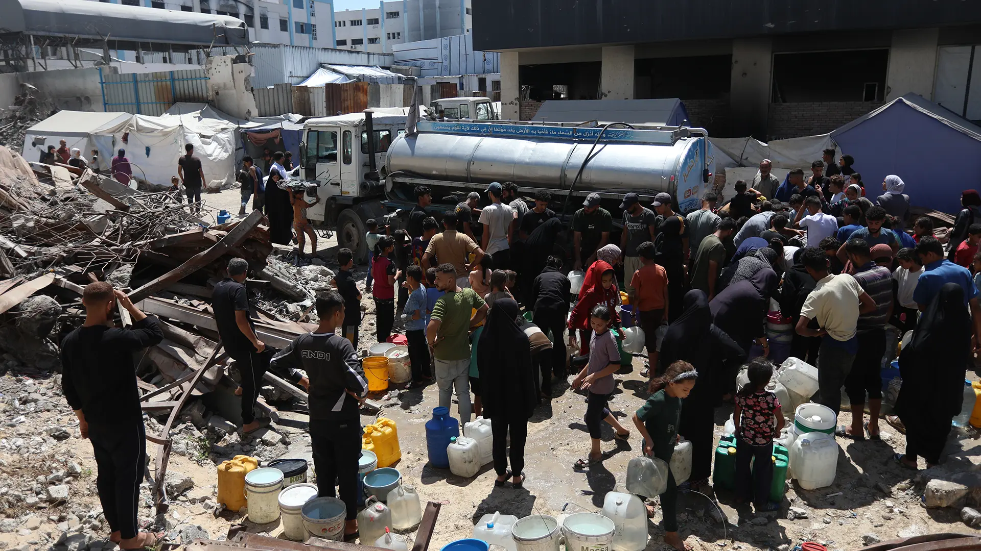 Un camión cisterna de MSF proporciona agua potable en Gaza. A pesar de producir unos 500,000 litros diarios, solo alcanza para que 80,000 personas reciban lo mínimo indispensable.
