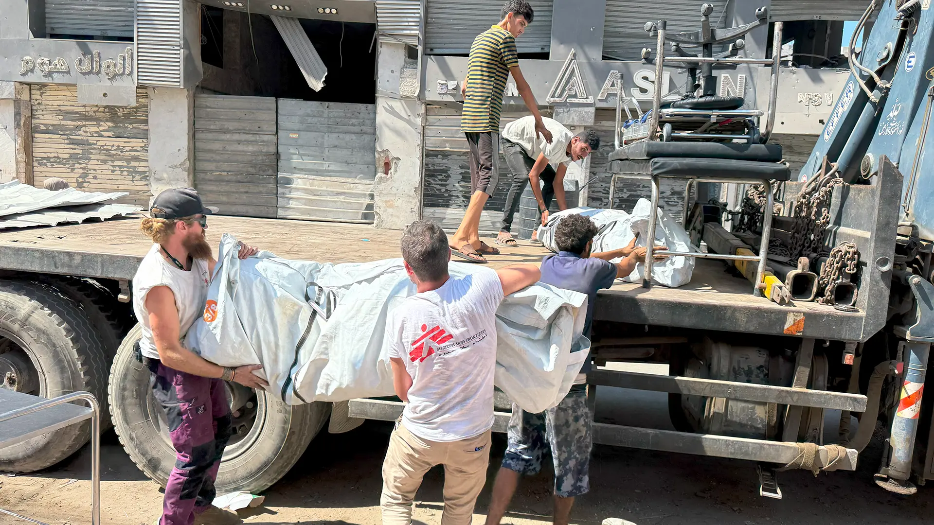Personal logístico de MSF desmonta y evacúa las tiendas de campaña que se utilizan a menudo para la clasificación y el exceso de pacientes. MSF.