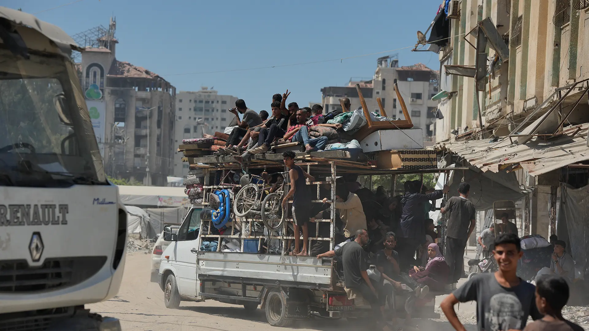 Familias palestinas recogen lo que les queda para evacuar la ciudad de Gaza al sur de la Franja.