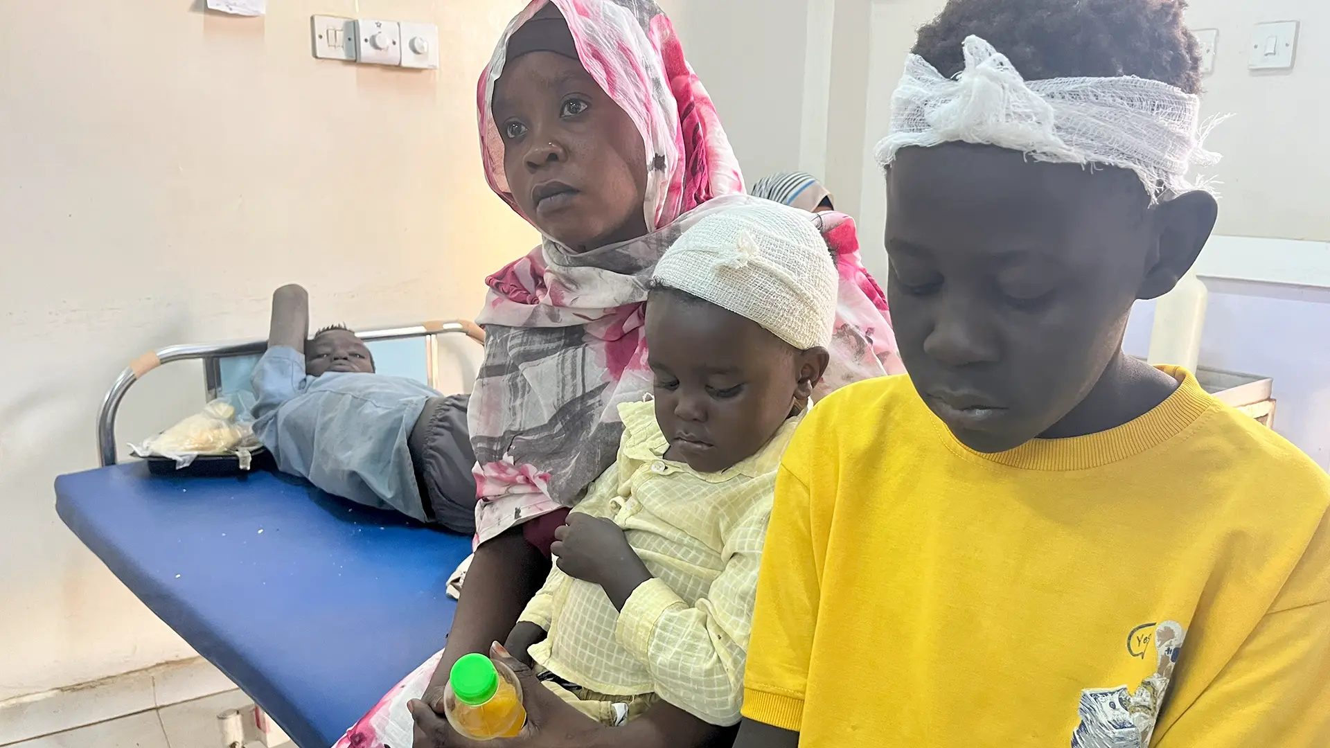 Wofak Abdulmullah y sus hijos Abdul Kareem y Lahamda sufrieron un accidente en un tuk tuk, en la sección de traumatología de urgencias del hospital Al Nao, apoyado por MSF en el estado de Jartum. 