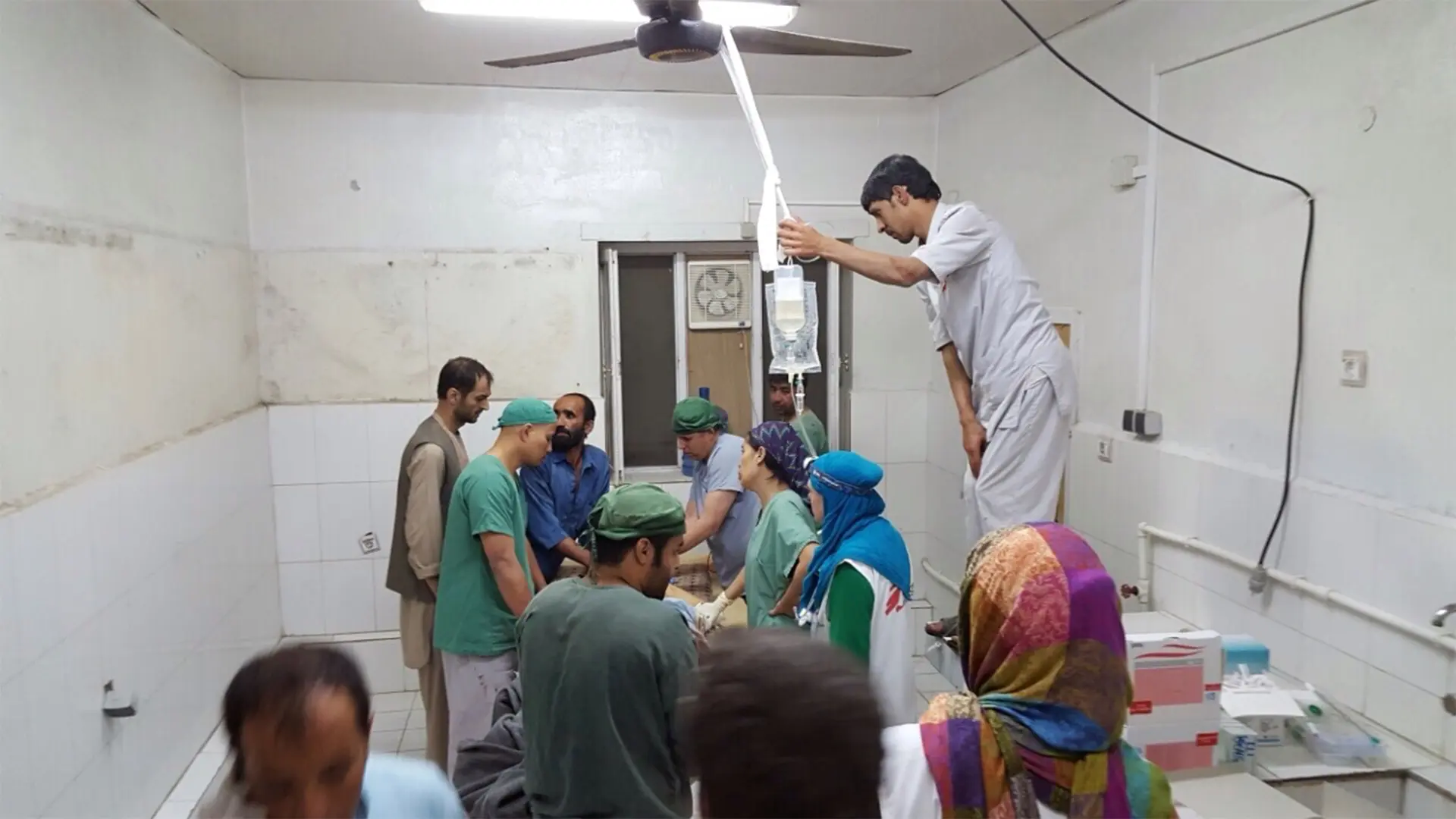 Las cirugías de emergencia y las actividades médicas continuaron en una de las partes restantes del hospital de MSF en Kunduz después del bombardeo del 3 de octubre de 2015.