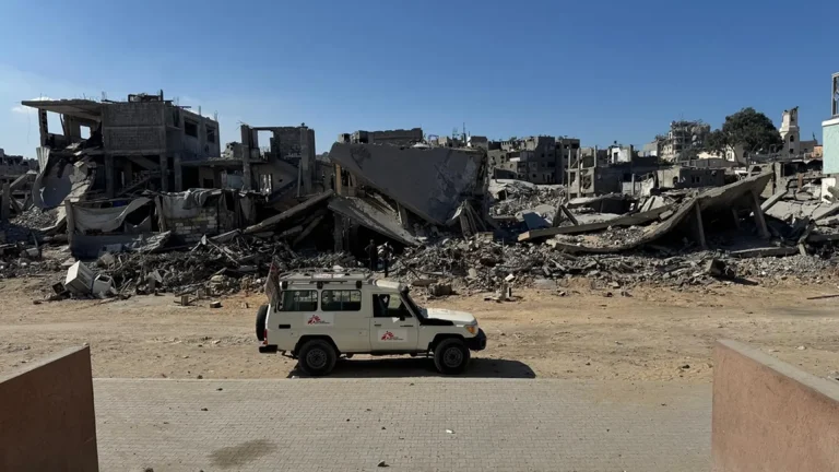 Un vehículo de MSF está estacionado frente al Hospital Al Rantisi en la ciudad de Gaza, entre los escombros y la destrucción de la zona. La foto, tomada desde la entrada del hospital, da a la calle. © MSF