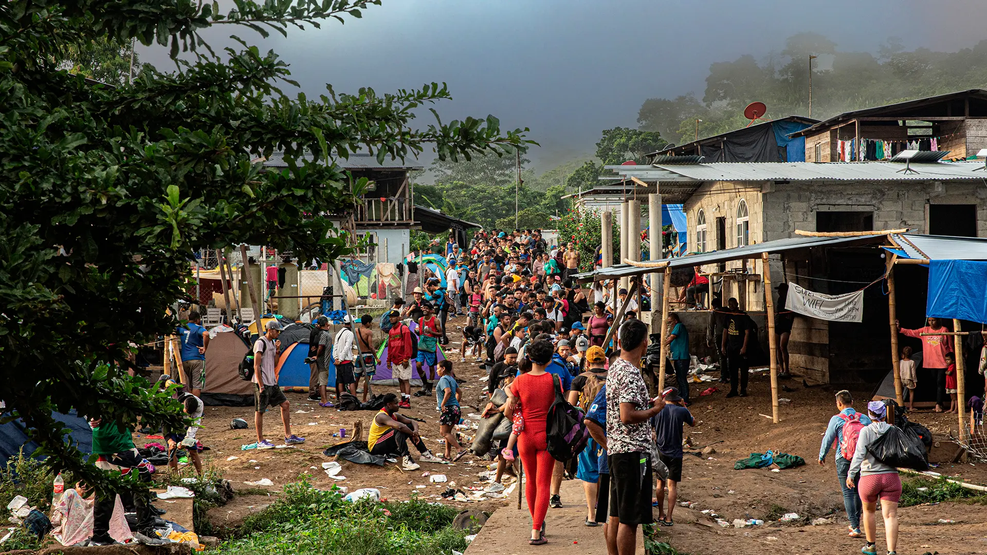 Bajo Chiquito pasó de tener 300 habitantes a ver pasar diariamente entre 1,500 y 3,000 migrantes.