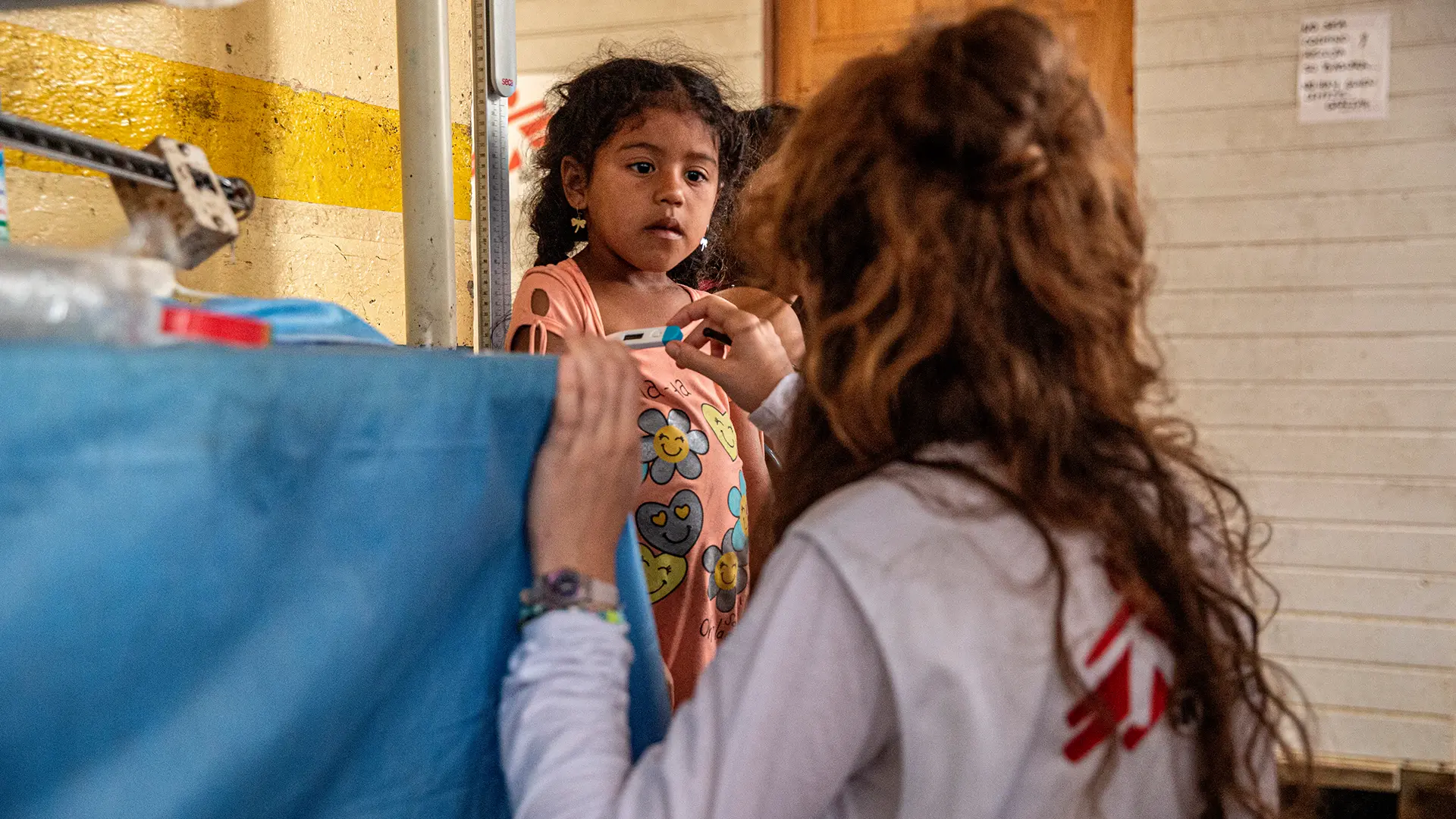 Jenifer llegó al centro médico de MSF en Bajo Chiquito con fiebre. Muchos niños bebieron agua del río, lo que les provocó diarrea y dolor abdominal.