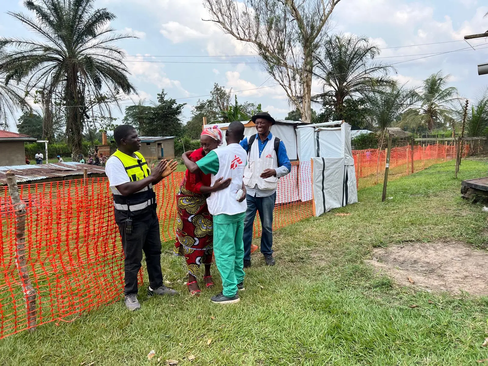 El equipo de MSF aplaude a los primeros pacientes que se recuperaron de la enfermedad del virus del Ébola en el centro de tratamiento en Bulape, y que abandonan las instalaciones para regresar con sus familias.