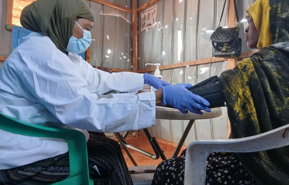 Las clínicas móviles de MSF acercan la atención médica gratuita a las familias de la región de Mudug, llegando a los campos de personas desplazadas y a las comunidades de acogida alrededor de Galkayo Norte y Sur.