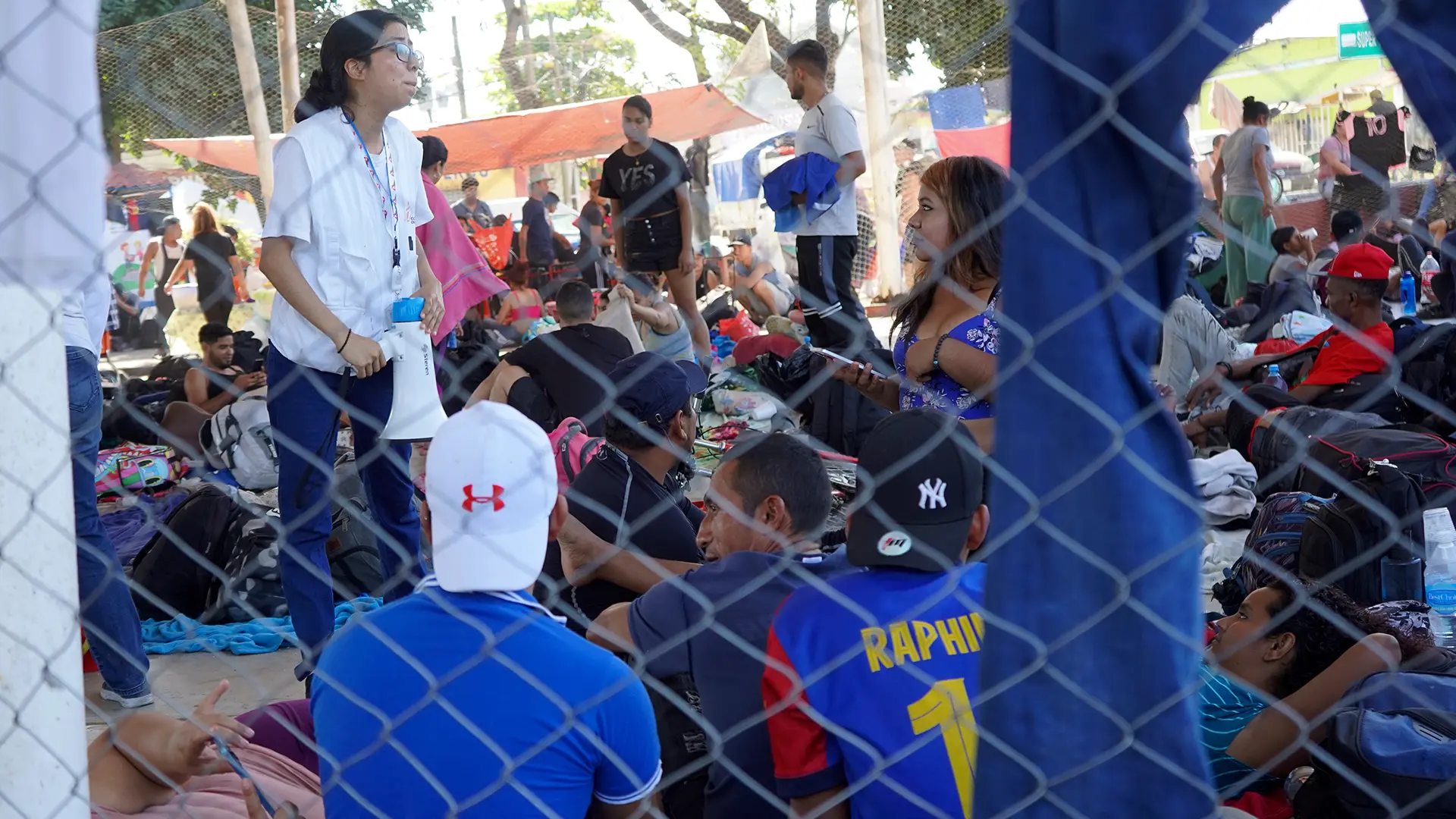 Un trabajador de MSF en Huixtla, Chiapas, durante la parada de una caravana migrante.