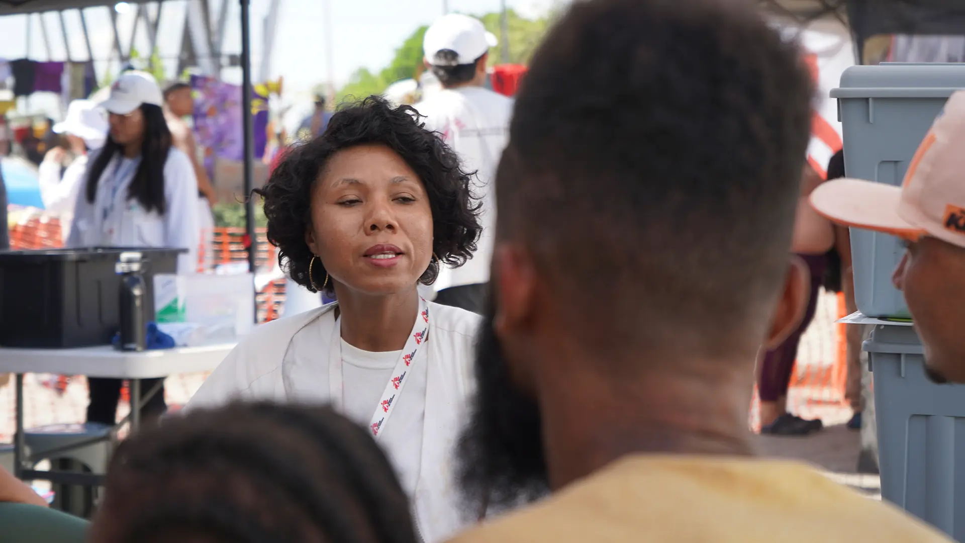 En Tapachula, Chiapas, sur de México, Médicos Sin Fronteras (MSF) brinda atención médica a migrantes que enfrentan condiciones precarias y acceso limitado a servicios básicos.