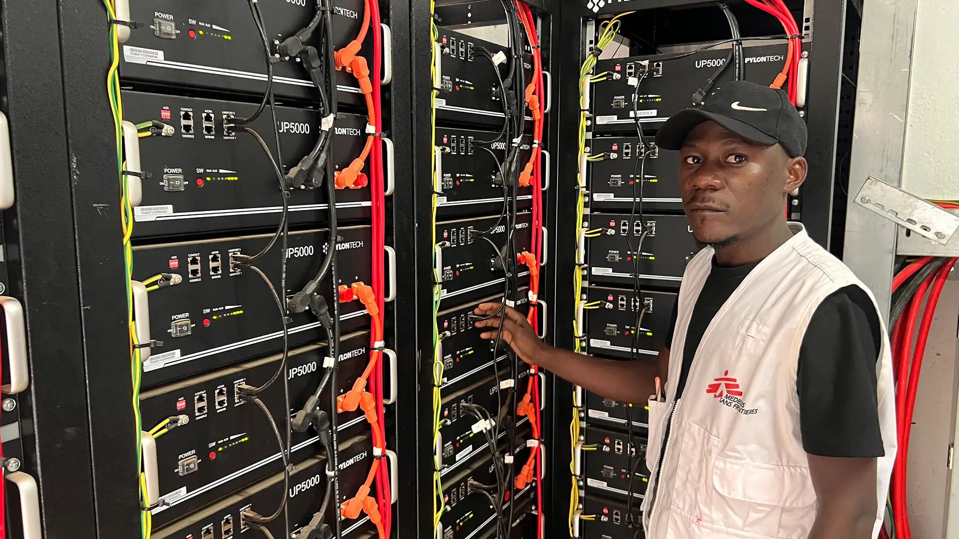 Goumar Attama Abdoul Aziz, gestor de energía de MSF, en la sala de control del sistema solar fotovoltaico en Batangafo. El sistema genera suficiente electricidad para abastecer al hospital las 24 horas.