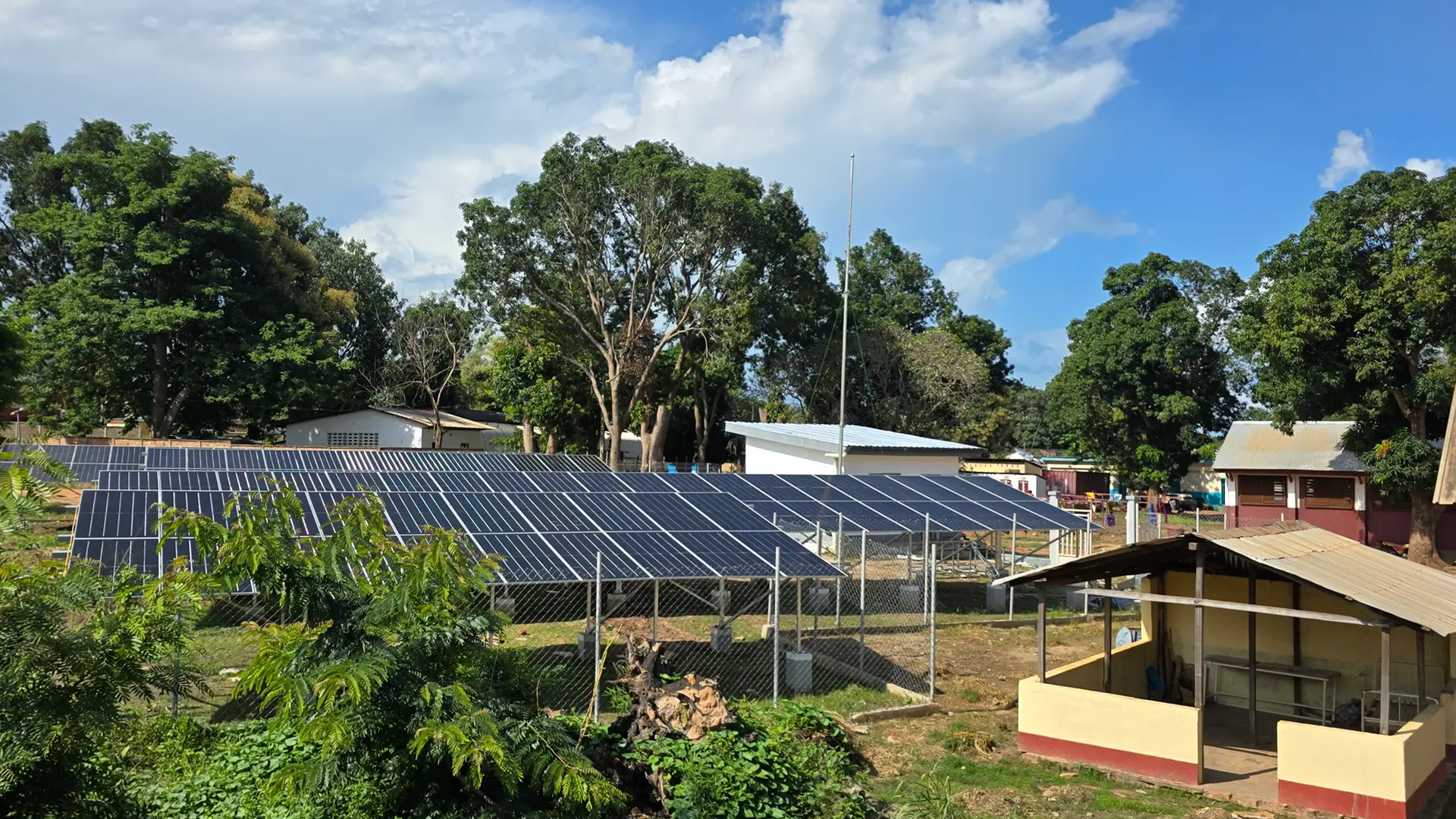 Vista del sistema de paneles solares instalado por MSF, que produce el 75 % de la electricidad del hospital general de Bossangoa, en la República Centroafricana.